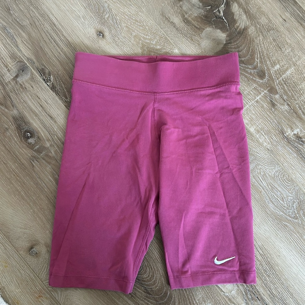 Nike Sportswear Classic
Women's High-Waisted 8" Biker Shorts pink